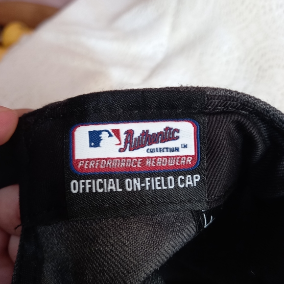 New Era Boston Red Sox 2018 World Series Trophy Snapback Hat - Picture 3 of 7